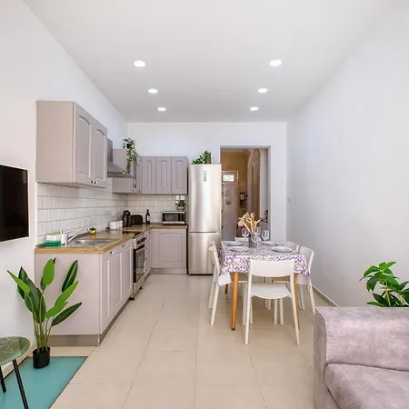 דירה New To The Market - 4br In By Sf Homes *