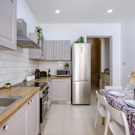 New To The Market - 4br In By Sf Homes דירה סליאמה