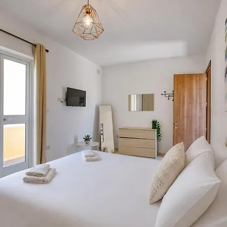 New To The Market - 4br In By Sf Homes דירה סליאמה